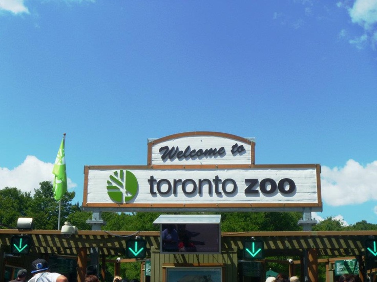 people are standing in front of the entrance to toronto zoo