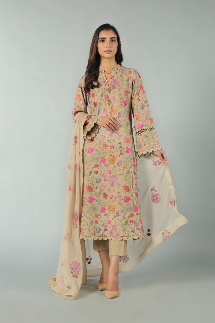 Floral Beauty Kameez Designs Pakistani, Ladies Suit Design, Suits For Wedding, Silk Anarkali Suits, Pakistani Women Dresses, Suits Casual, Lace Dress Design, Pakistani Party Wear, Pakistani Designer Suits