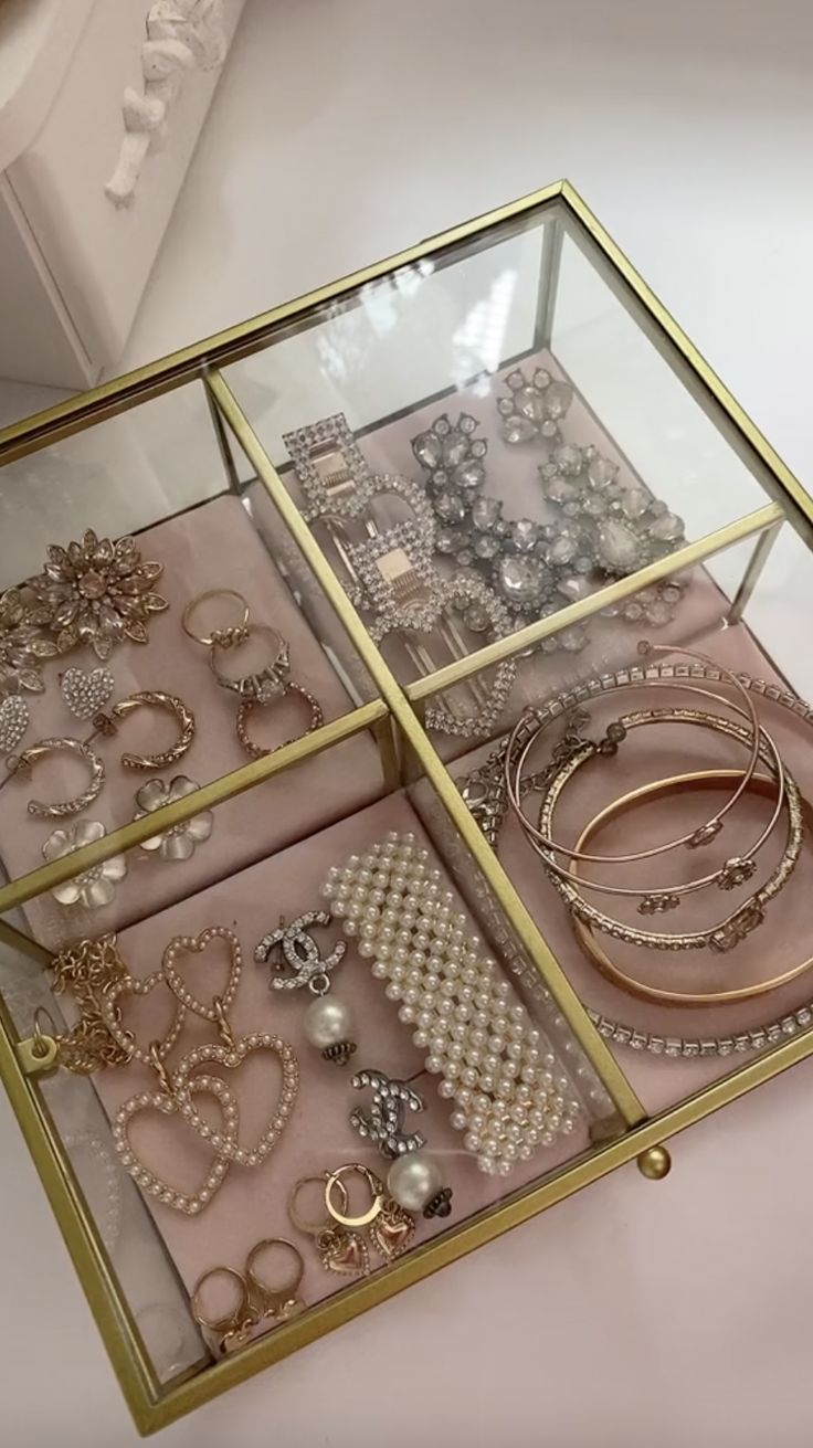 a display case filled with lots of different types of jewelry