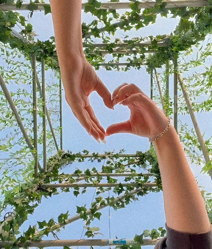 Two hands from different friends making a heart in the middle of a overgrown plant vine metal tower Best Friend Green Aesthetic, Cute Couple Lockscreen Ideas, Couple Lockscreen Ideas, Bear Pic, Couple Lockscreen, Lockscreen Couple, Duo Pose, Plant Vines, Pose Couple