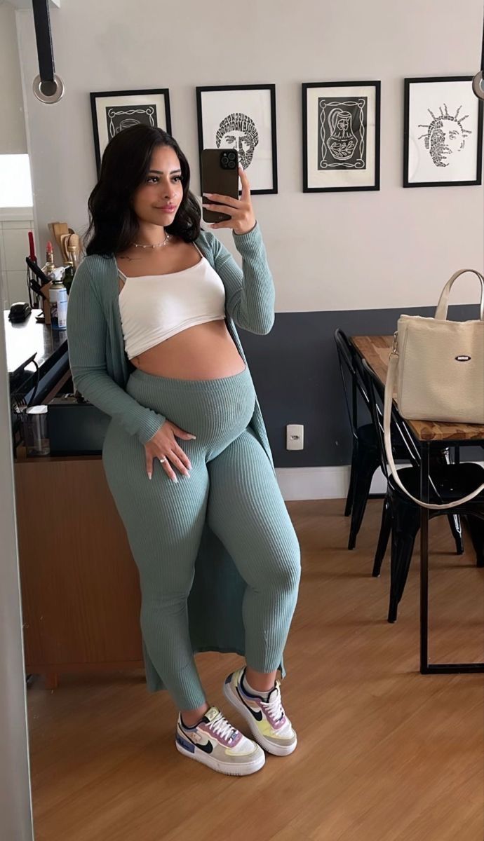 Pregnant Cute Outfits, Crop Top Maternity Outfit, Pregnet Outfits Pregnancy Fashion, Spring Outfits Pregnant, Maternity Crop Top Outfits, Best Maternity Clothes, Private Gender Reveal Ideas For Couple, Pregananant Outfits, Pretty Pregnant Outfits