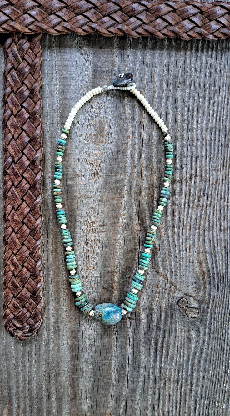 Collier ras de cou lâche unique en son genre, turquoise véritable, composé d'une pépite de turquoise tibétaine accompagnée d'un chapelet de perles Heishe turquoises extraites en dégradé de bleu/vert/brun, rehaussé d'un peu de magnésite naturelle blanc crème et d'un fermeture à bouton avec encore un autre morceau de turquoise. Cette pièce est unique en son genre et fait partie de ma série « Turquoise Treasure ». Tibetan Turquoise, Choker Style Necklace, Choker Style, Genuine Turquoise, Style Necklace, Focal Bead, Earthy Tones, Creamy White, Green Brown