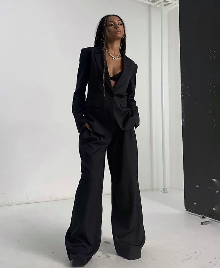 Gala Suit Women, Androgynous Fashion Black Women, Female Suits Aesthetic, Black Women In Suits, Pantsuit Outfit, Lame Cobain, Graduation Suit, Outfit Advice, Slay Fits