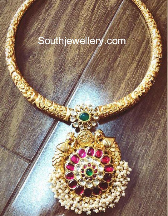 Kanthi Style Necklace With Kundan Pendant photo Kanti Necklace Designs, Kanti Necklace, Mens Sterling Silver Necklace, Pure Gold Jewellery, Diamond Jewelry Earrings, Gold Jewelry Simple Necklace, Handmade Gold Jewellery, Fine Gold Jewelry, Antique Jewelry Indian