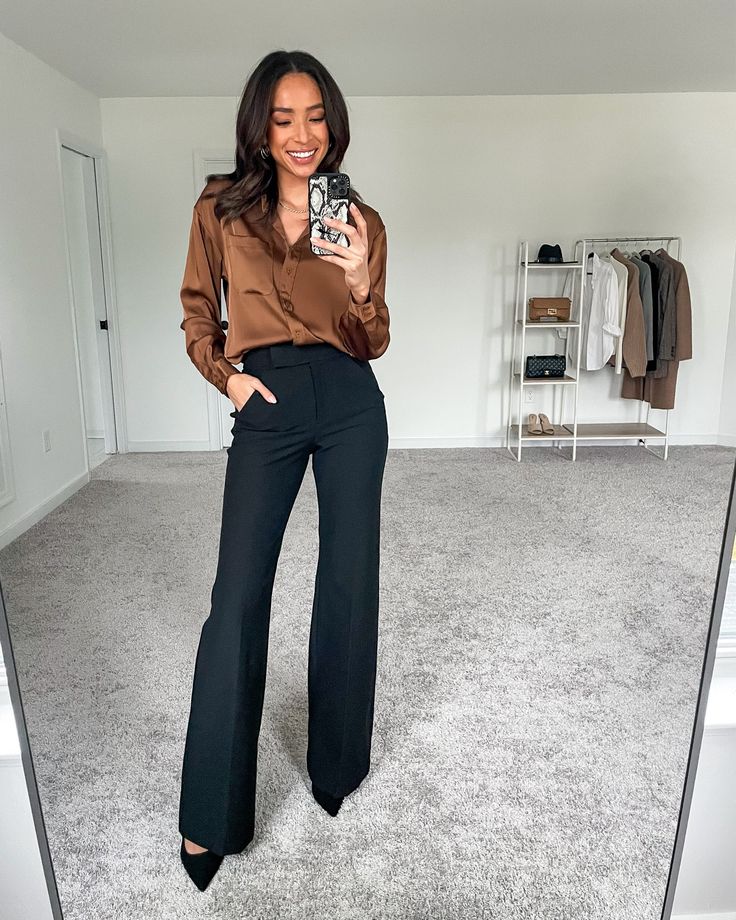 Flare Office Pants, Flare Slacks Outfit Business Casual, Slacks And Blouse Outfits, Flare Pants Formal Outfit, Woman Slacks Outfit, Black Trousers Outfit Dressy, Trousers Outfit With Heels, Flared Work Pants, Black Trouser Formal Outfit