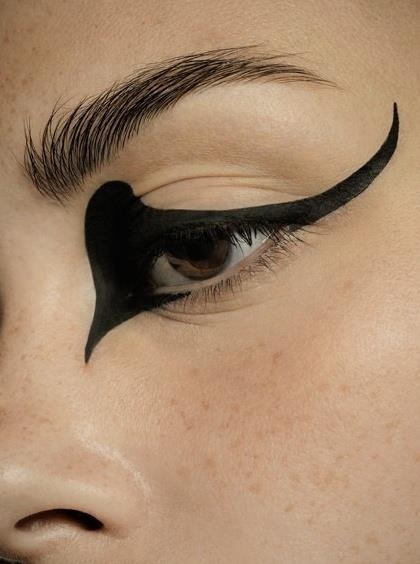 Crow eye make up Summer Eyeliner, Bird Makeup, Mizuhara Kiko, Avant Garde Makeup, Perfect Eyeliner, Graphic Eyeliner, How To Apply Eyeliner, Black Eyeliner, Winged Eyeliner