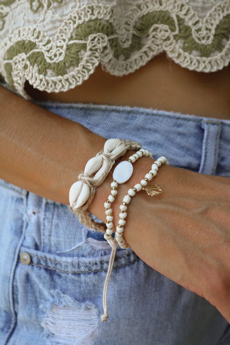 Two gold and white beaded bracelet. Features a gold shell charm. All Lauren Nicole jewelry is nickel compliant. This item is Final Sale. Surf Bracelets, Cowgirl Bracelets, White Beaded Bracelet, Country Thunder, Beachy Bracelets, Lauren Nicole, Cowry Shell, Outfit Wedding Guest, Heel Accessories