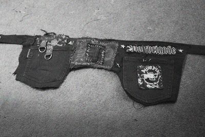 Vague: Punk Utility Belts Punk Utility Belt Diy, Punk Sewing Projects, Crust Punk Diy, Punk Bag Diy, Utility Belt Diy, Punk Utility Belt, Diy Punk Accessories, Diy Tool Belt, Punk Sewing