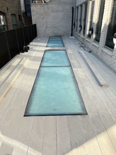 an empty swimming pool on the roof of a building