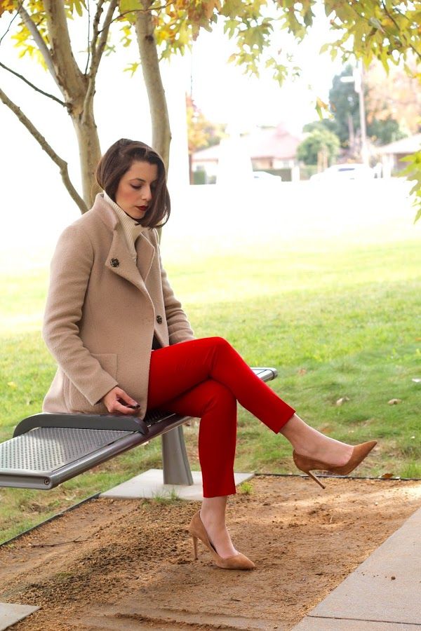 . Outfit Pantalon Rojo, Fall Coat Outfit, Red Pants Outfit, Coat Outfit Casual, Pants Outfit Work, Red Dress Pants, Winter Pants Outfit, Looks Jeans, Look Office