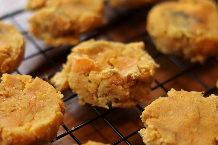 some cookies are cooling on a wire rack