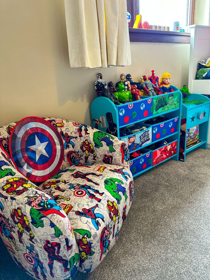 Image of a bedroom with Marvel Avengers bedroom furniture Marvel Boys Bedroom, Design A Superhero, Superhero Theme Bedroom, Boys Superhero Bedroom, Superhero Aesthetic, Avengers Bedroom, Marvel Bedroom, Marvel Avengers Bedroom, Boy Room Themes