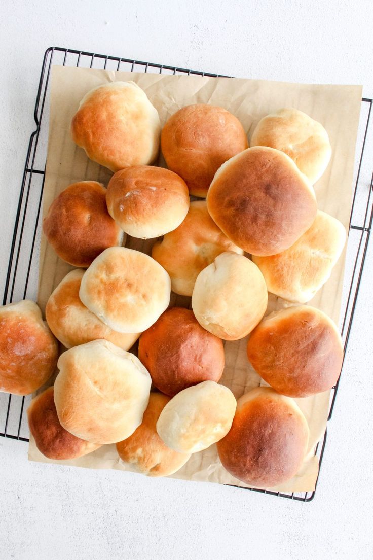 a bunch of rolls sitting on top of a cooling rack