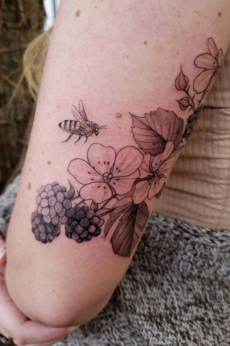 Flower and bee tattoo on the upper arm Tattoo Bees, Floral Bee Tattoo, Bee Hive Tattoo, Tattoos For Ladies, Bee And Flower Tattoo, Grandpa Memorial, Rock Tattoos, Pomegranate Tattoo, Feminine Shoulder Tattoos