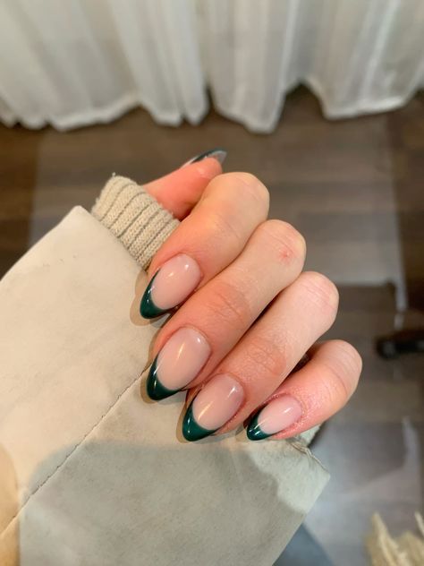 French Tip Nails Forest Green, Green French Tip Nails Ideas, Green Nails Acrylic Almond French Tip, French Emerald Green Nails, Forest Green Tip Nails, Forest Green Tips Nails, French Green Tip Nails, Forest Green Nails French Tip, Nail Inspo Green French Tip