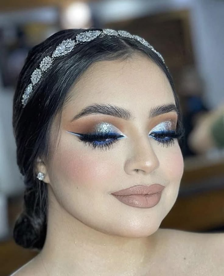 Quinceañera Makeup Ideas Blue, Quinceanera Makeup Blue, Makeup Baby Blue, Make Up Azul, Social Glam Makeup, Blue Quince Makeup, Makeup Celeste, Royal Blue Makeup Looks, Blue Glam Makeup