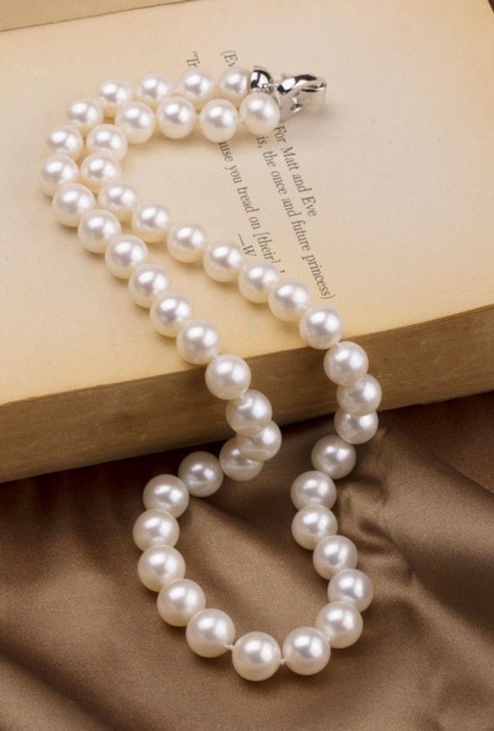 Pearl Necklace With Heart, Best Necklace, Pearl Aesthetic, Jewelry Product Shots, Necklace With Heart, Single Pearl, Pearl And Lace, Freshwater Pearl Necklace, Pearl Types