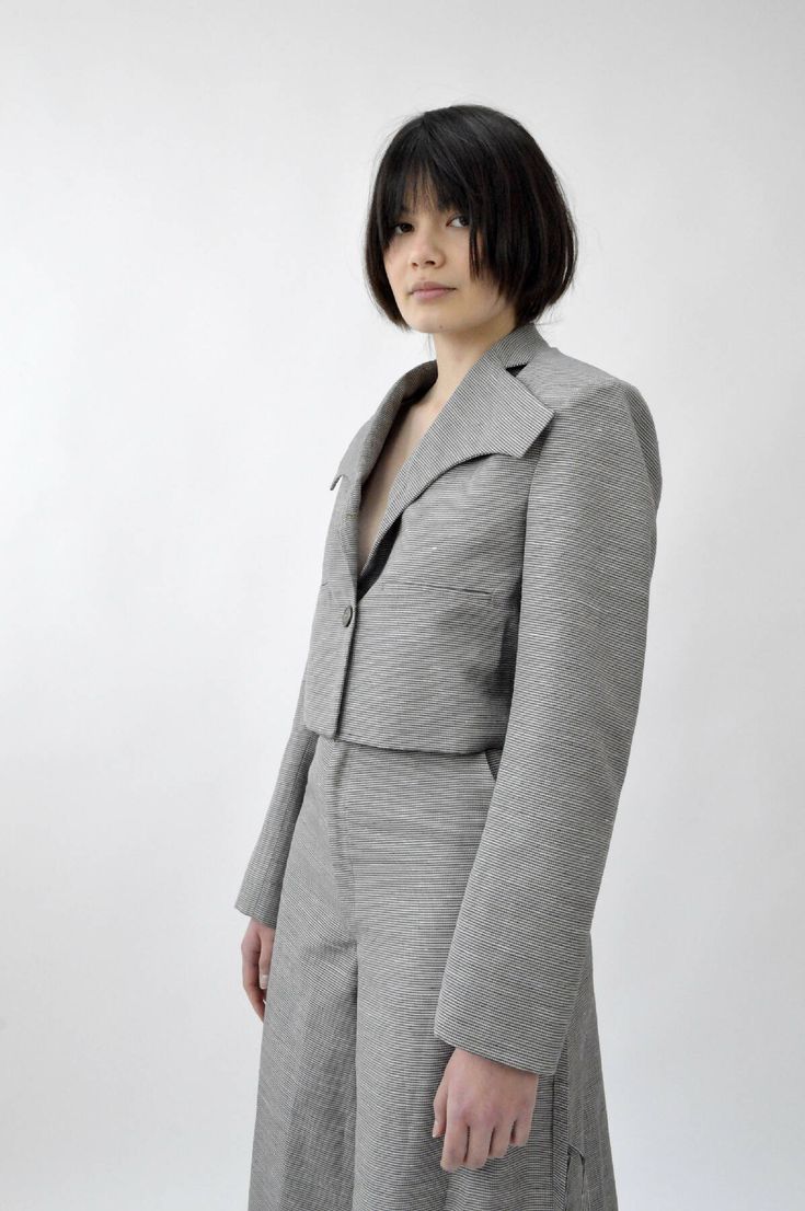 - cropped suit jacket- tailored collar- dream of destructuring- single crossing- buttonhole closure-2 simple piped pockets- fully lined- shoulder padThe Solive short jacket embodies the elegance of tailoring with a modern touch. Featuring a cropped cut and neat shoulder pads, this Louise Marcaud piece is distinguished by its tailored collar and its emblematic unstructured lapels. Practical and refined, it has two simple piped pockets and is fully lined. Versatile, this jacket suits any occasion, adding a touch of both sophisticated and casual style to every outfit. Combine it with jeans, pants or a skirt. Fitted Cropped Jacket With Hidden Button For Office, Spring Outerwear With Structured Boning, Classic Fitted Cropped Jacket With Suit Collar, Fitted Cropped Jacket With Suit Collar For Work, Fitted Cropped Jacket With Suit Collar For Business Casual, Modern Structured Boning Outerwear For Spring, Fitted Single Breasted Cropped Jacket For Work, Fitted Cropped Outerwear For Semi-formal Occasions, Fitted Single-breasted Cropped Jacket For Office