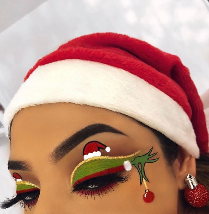 Grinch Eyeshadow Looks, Grinch Makeup Looks Eyeshadow, Grinch Makeup Eyeshadow, Christmas Eyeshadow Looks Step By Step, Grinch Eye Makeup, Cute Grinch Makeup, Christmas Eyeshadow Ideas, Grinch Makeup Looks, Creative Christmas Makeup Ideas