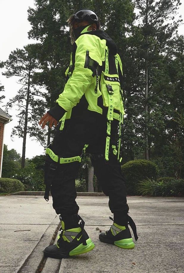 Green #nike sneakers, #tacticalpants and jacket | #techwear #cyberpunk #futurefashiontrends #style Colourful Techwear, Colorful Techwear Aesthetic, Cyberpunk Green Outfit, Tech Aesthetic Outfits, Purple Techwear, Pastel Techwear, Japanese Cyberpunk Fashion, Neon Techwear, Tech Gear Fashion