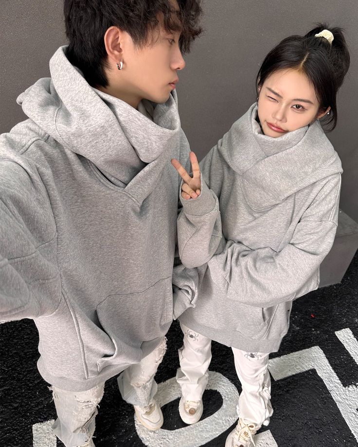 A high-necked sweatshirt hoodie with plenty of volume.

A simple look with no unnecessary design.

With a high neck and hood, it's perfect for keeping you warm from the cold.








◾️Model
Height/Weight: 162cm(63.7in)/45kg(99.2lb)
Try size: S


Height/Weight: 175cm(68.8in)/65kg(143.3lb)
Try size: L


















Cm
(inches)

Length
Chest 
Sleeve length


S
71(27.9)
124(48.8)
54(21.2)


M
73(28.7)
128(50.3)
56(22.0)


L
75(29.5)
132(51.9)
58(22.8)


XL
77(30.3)
136(53.5) Streetwear Funnel Neck Sweatshirt With Double-lined Hood, Techwear Long Sleeve Hoodie With Double-lined Hood, Outdoor Techwear Sweatshirt With Double-lined Hood, Techwear Crew Neck Sweatshirt With Double-lined Hood, Heather Grey Long Sleeve Sweatshirt With Double-lined Hood, High Neck Sweatshirt, One Piece Top, Creative Pattern, Sweat Hoodie