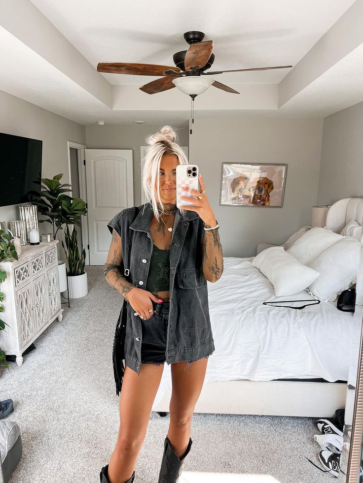 Dirty Heads Concert Outfit, Spring Cowgirl Outfits, Emo Cowgirl Outfits, Grungy Western Outfit, Az Outfits, Koe Wetzel Concert Outfit, Yeehaw Outfits, Western Grunge Aesthetic, Country Fest Outfits