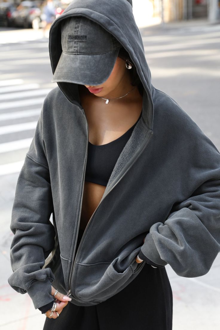 Cute Tomboy Outfits, Foto Studio, Brown Hoodie, Gym Hoodie, Joah Brown, Hoodie Oversize, Black French, Tomboy Outfits, Terry Fabric