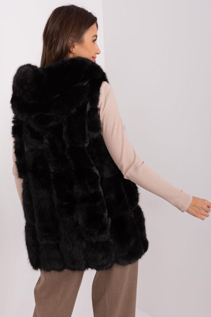 This fur vest is sure to add elegance and warmth to your closet. Made of durable polyester, it provides softness and comfort for everyday wear. Its standard length is perfect for a variety of occasions, both casual and special outings. The vest is equipped with practical pockets that add functionality and storage space for small items. With an inner lining, this vest is suitable for colder days, providing comfort and warmth. The casual style makes it suitable for many outfits, adding elegance an Faux Fur Gilet, Fur Gilet, Bathrobe Men, Cosmic Girls, Fur Vest, Dress Trousers, Formal Evening Dresses, Outerwear Coats, Cardigan Coat