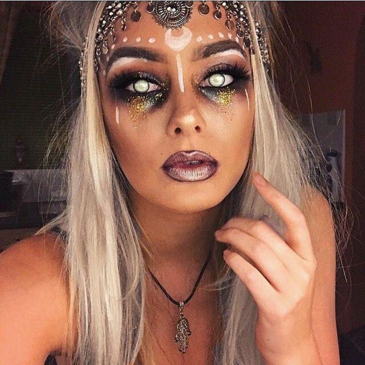 Qui a dit qu'on ne pouvait pas être jolie et féminine quand on se déguise? Voici 25 fabuleuses inspirations de maquillages pour Halloween! - Bricolages - Trucs et Bricolages Fortune Teller Costume, Make Up Diy, Makeup Zombie, Halloweenský Makeup, Halloween Make-up Looks, Diy Halloween Costumes For Women, Halloween Tattoo, Diy Halloween Costumes Easy, Diy Halloween Costume