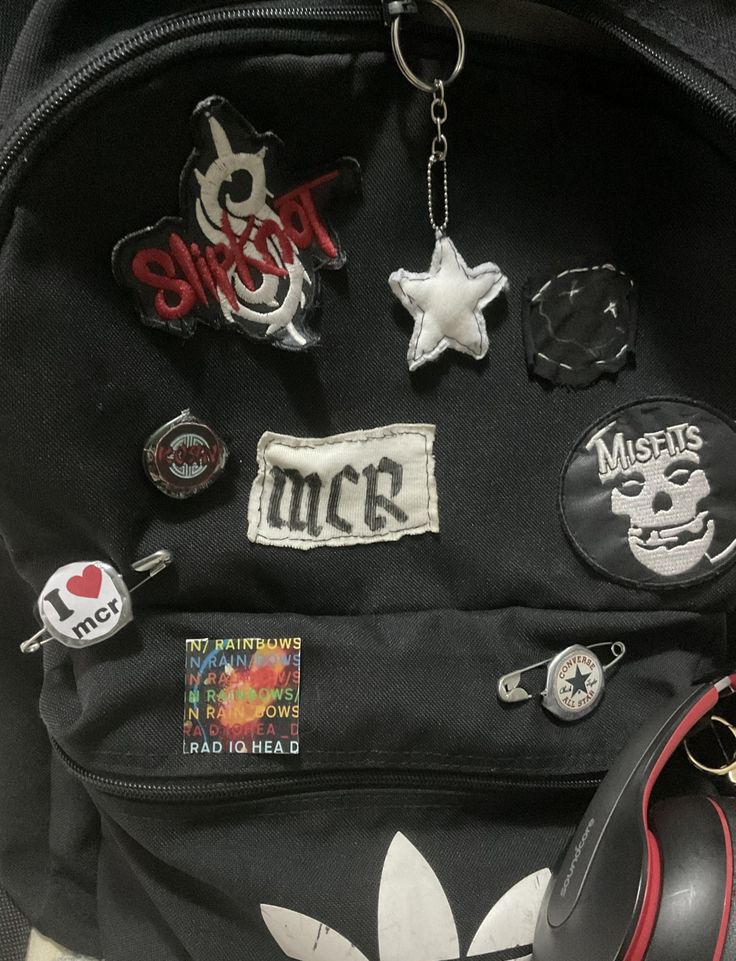 Grunge Backpack, Aesthetic Hellokitty, Mochila Grunge, Skater Beanie, My School Bag, Stylish School Bags, Aesthetic Backpack, Bag Patches, Inside My Bag