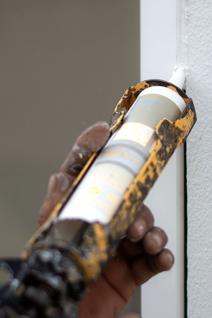 Caulking around a window Caulking Windows Interior, How To Remove Caulking, Caulking Windows, Porch Windows, Window Trim Exterior, Basement Windows, Interior Windows, Interior Painting, Windows Exterior