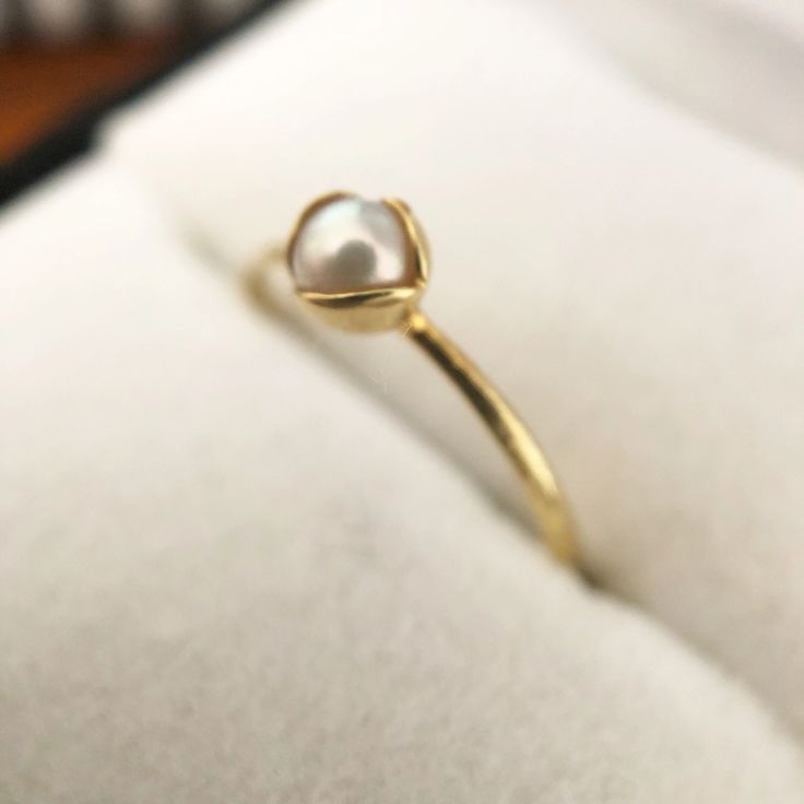 Pearl Ring Design, Pearl Ring Simple, Unique Gold Jewelry Designs, Rings Solitaire, Modern Gold Jewelry, Solitaire Rings, Gold Bride Jewelry, Gold Rings Fashion, Gold Rings Jewelry