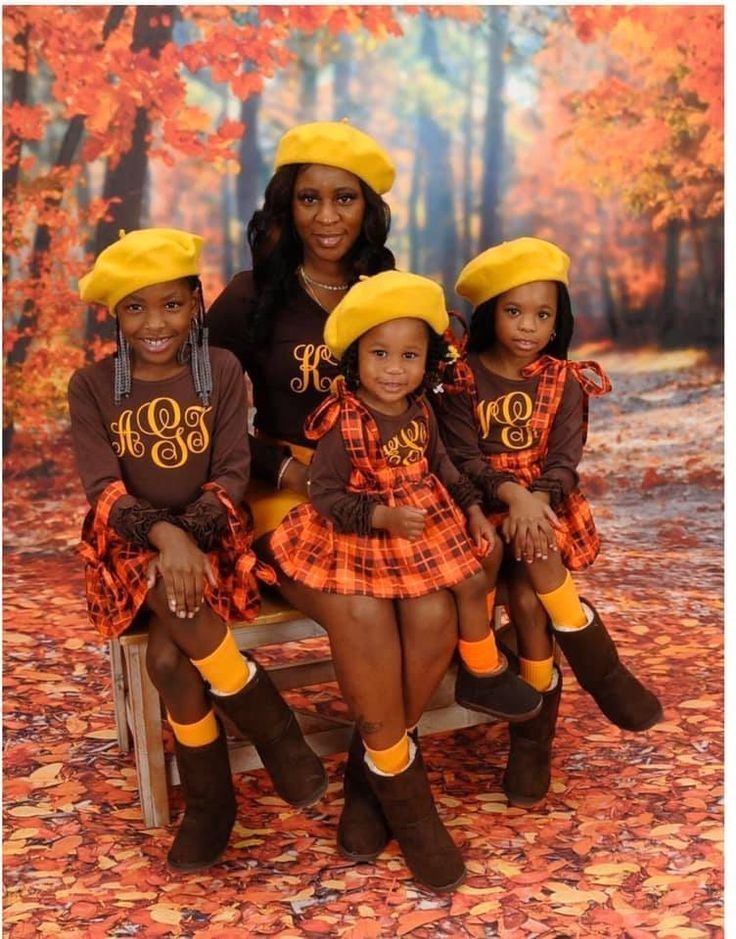 Family Portrait Outfits Christmas, Fall Outfits Mother And Daughter, Family Matching Outfits Photography, Mommy Daughter Photography, Matching Mommy Daughter Outfits, Mommy Daughter Photoshoot, Mommy Daughter Pictures, Mommy Daughter Photos, Daughter Photoshoot