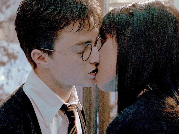 harry potter and hermione kissing in front of an audience