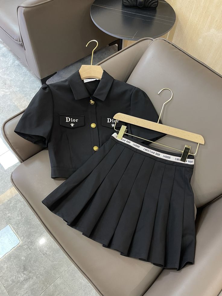 Brand Outfits Luxury Lifestyle, Dior Clothes Casual, Dior Outfit Aesthetic, Chanel Pieces, Dior Clothes, Dior Outfit, Dior Clothing, Dr Wardrobe, Expensive Clothes