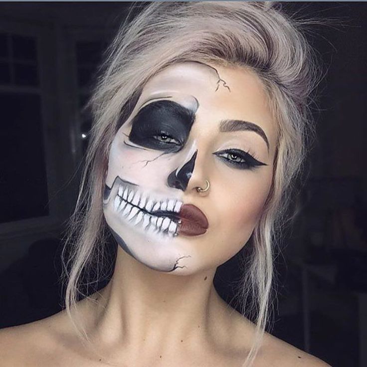 Halloween Makeup Sugar Skull, Glam Halloween, Halloween Make-up Looks, Half Skull, Creepy Halloween Makeup, Cute Halloween Makeup, Skeleton Makeup, Halloween Makeup Pretty, Cool Halloween Makeup