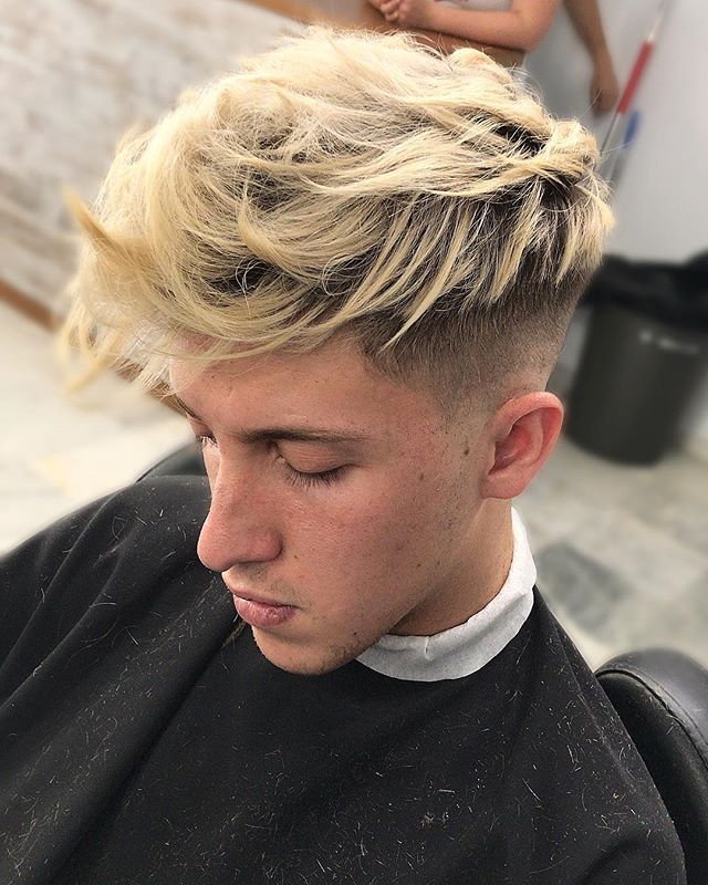 Blonde Mohawk Men, Long Top Short Sides Men, Men's Curly Hairstyles, Mens Medium Length Hairstyles, 2017 Hair Trends, Vintage Hairstyle, Lighter Hair, Undercut Pompadour, Disconnected Undercut