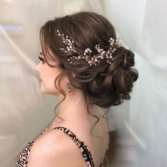 Accesorios para el cabello de toda Quinceañera: lleva tu peinado al siguiente nivel - Quinceanera ES Long Hair Vine, Pearl Hair Piece, Bride Headband, Wedding Hair Inspiration, Flower Headpiece, Bridal Hair Vine, Wedding Updo, Trending Hairstyles, Hair Vine