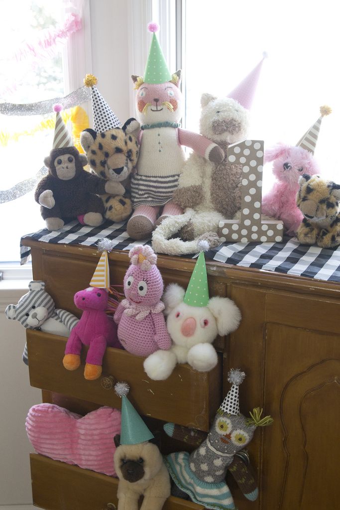 many stuffed animals are sitting on top of a dresser