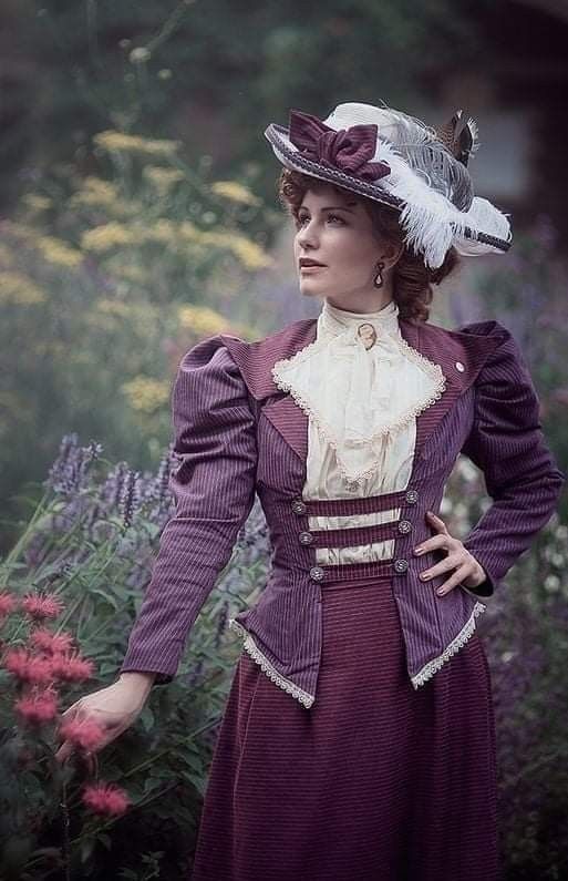 Belle Epoque Aesthetic, La Bella Epoque, 1800s Gown, Bella Epoque, 1900 Dress, Model Costume, Mary Poppins Costume, Belle Epoque Fashion, Victorian Era Dresses