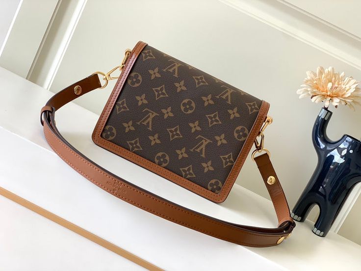 High Quality LV Monogram Bag 825 Size: 20cm*15cm*9cm It comes with Dust box, Care manual, Tag, and Paper bag. Monogram Canvas Square Bag For Daily Use, Square Monogram Canvas Bag For Daily Use, Daily Use Monogram Canvas Square Bag, Brown Monogram Canvas Box Bag For Daily Use, Square Monogram Canvas Shoulder Bag With Dust Bag, Brown Monogram Canvas Square Shoulder Bag, Brown Monogram Canvas Rectangular Bag, Square Brown Monogram Canvas Shoulder Bag, Daily Use Monogram Canvas Satchel