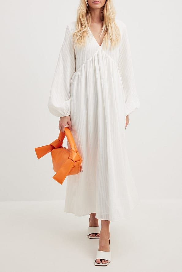 Structured Flowy Maxi Dress White | NA-KD Flowy Maxi Dress, Maxi Robes, White Maxi Dresses, Balloon Sleeves, Na Kd, Look Chic, White Dress, Dress Outfits, Women Wear