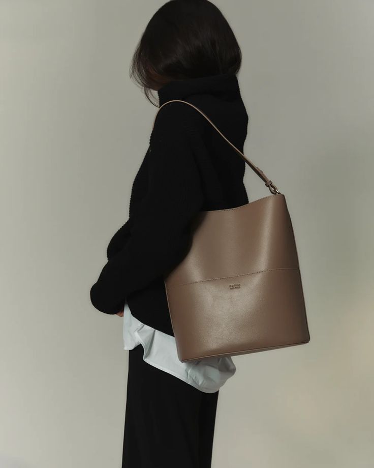 Tall Tote Pecan – Freja New York Tote Bag Outfit, Everyday Tote Bag, Bucket Tote, Brown Tote, Brown Purses, Vegan Bags, Work Bags, One Bag, Zip Pouch