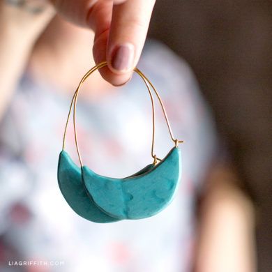 a person is holding a small hoop with some kind of blue material on the end