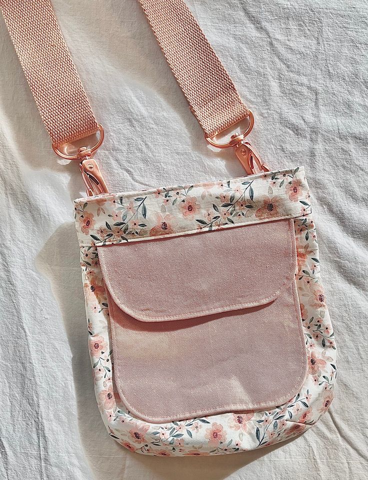 This cute handbag has a lockable outer compartment. There is also a practical card slot inside with space for 3 cards. In addition, a zipper compartment inside. ♥️ Pink Shoulder Bag With Card Slots For Everyday Use, Multifunctional Everyday Bag With Card Slots, Cute Travel Bag With Card Slots, Everyday Square Bag With Card Slots, Everyday Square Bags With Card Slots, Multifunctional Bags With Pockets For Personal Use, Square Shoulder Bag With Card Slots For Everyday, Trendy Travel Bags With Card Slots, Square Everyday Shoulder Bag With Card Slots