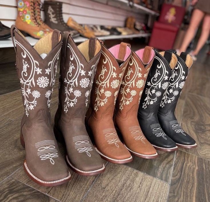 Brown Boots Cowboy, Boots Mexican For Women, Dressy Cowgirl Boots, Cute Western Boots, Mexican Boots Outfits, Cowgirl Outfits Mexican, Boots Vaqueras, Quince Boots, Mexican Boots For Women