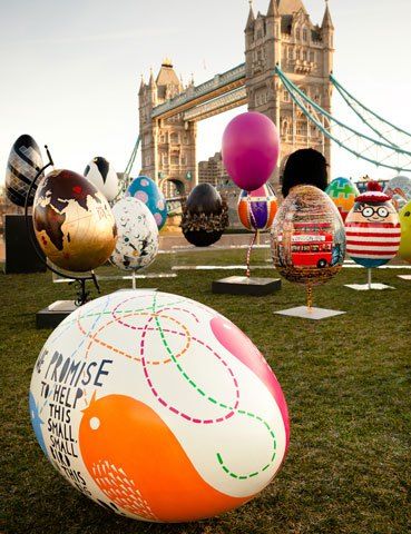 there are many balloons in the shape of animals on display at this outdoor art show