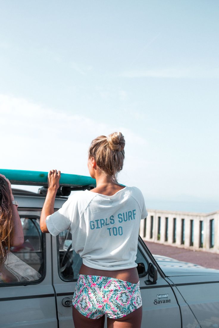 Girls surf too. Surfer Outfit, Brand Shoots, Surfergirl Style, Female Surfers, Mode Tips, Mode Hippie, Surfer Girl Style, Spirit Animals, Blazer Outfit