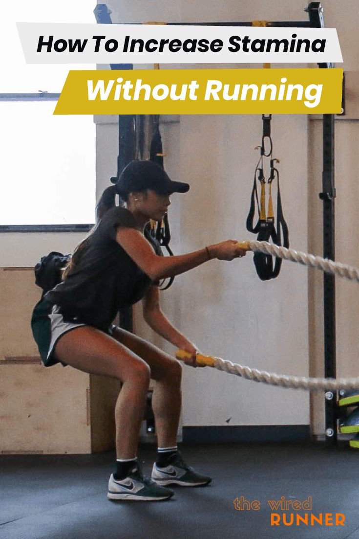 a woman is using ropes to pull up her arms in the gym with text overlay that reads, how to increase stamia without running