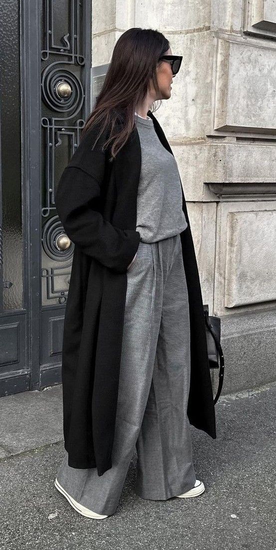 Long Black Cardigan Outfit Winter, Grey Long Cardigan Outfit, Long Black Cardigan Outfit, Long Cardigan Outfit Fall, Cardigan Street Style, Black Cardigan Outfit, Winter Cardigan Outfit, Effortless Chic Outfits, Black Coat Outfit